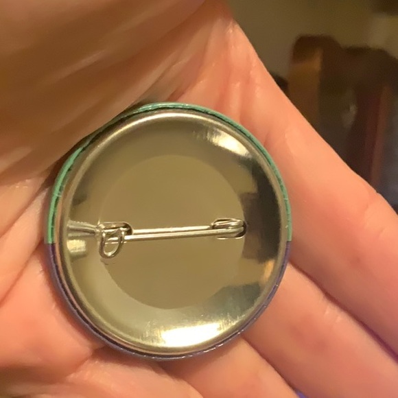 2 Novelty Button Pins & 1 Mini Garfield - Picture 15 of 16